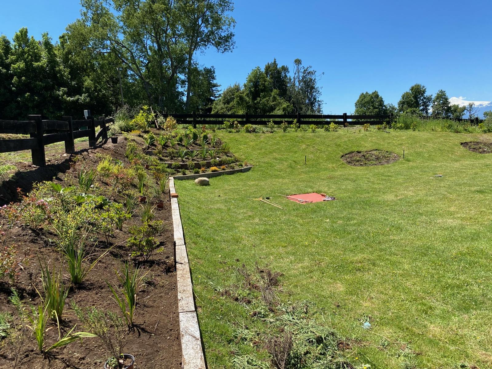 Talud completado con jardineras escalonadas y flora ornamental